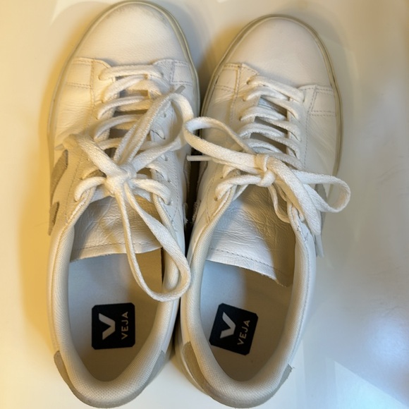 VEJA Women\'s Campo Low Top Sneakers white/beige leather size 9, European size 40